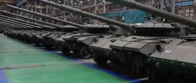 Шойгу проверил выпуск танков Т-80БВМ и «Солнцепеков» в Омской области